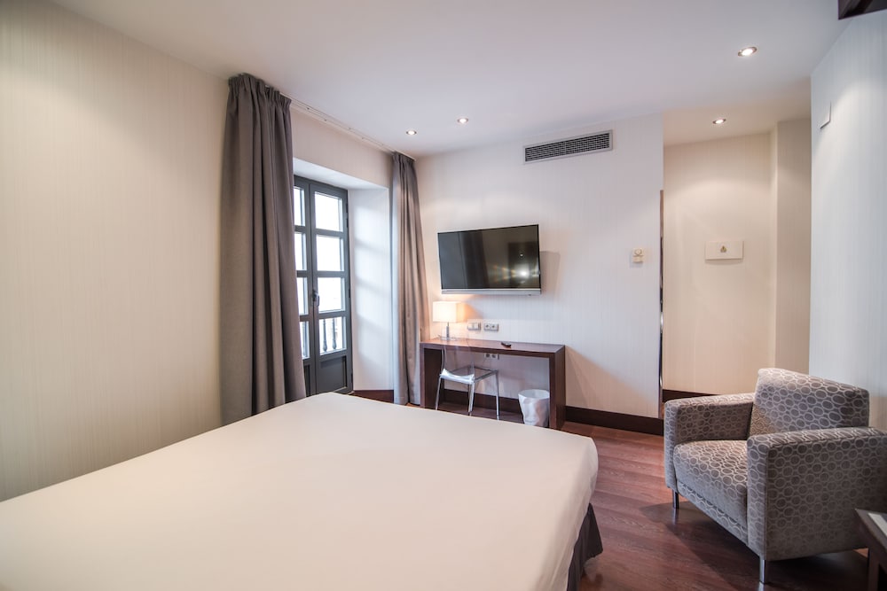 Petit Palace Marqués Santa Ana — Hotel rooms in Seville, Andalusia