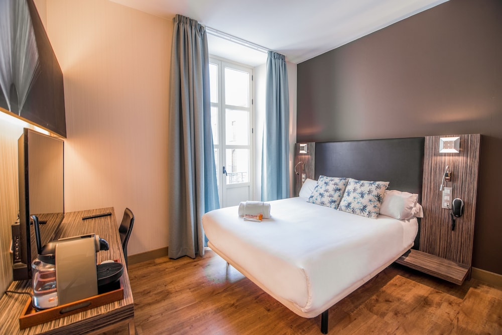 Petit Palace Santa Cruz — Hotel rooms in Seville, Andalusia