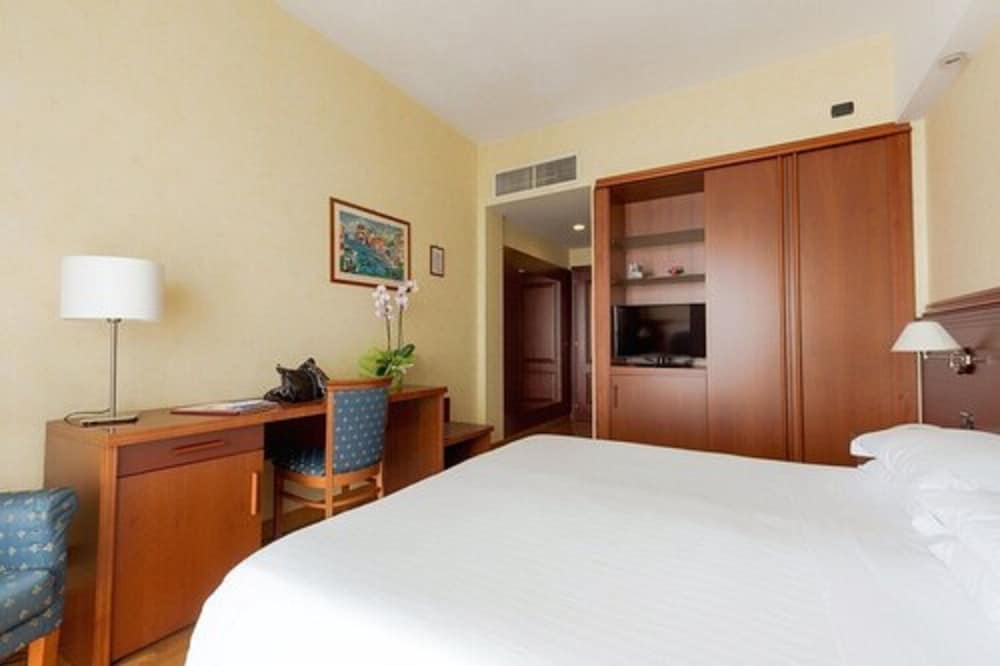 Hotel Nettuno — Hotel rooms in Catania, Sicily