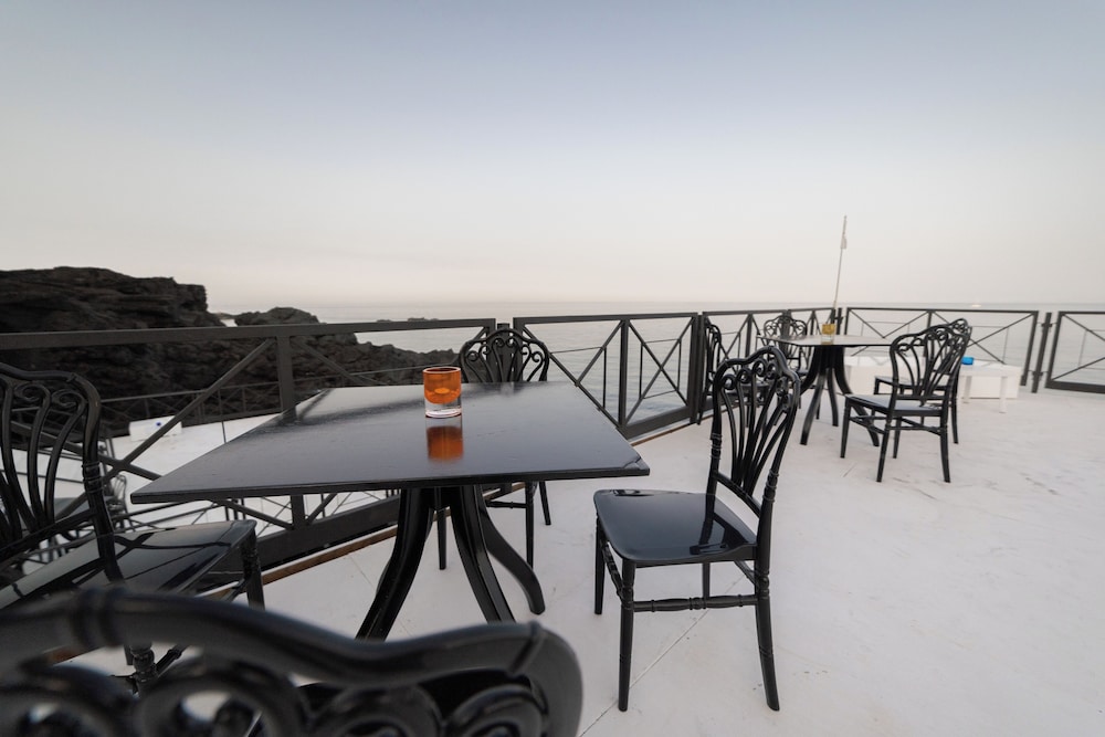 Hotel Nettuno — Restaurant & bars in Catania, Sicily