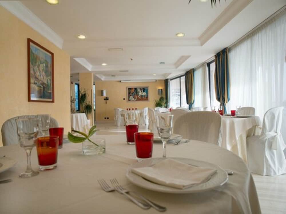 Hotel Nettuno — Restaurant & bars in Catania, Sicily