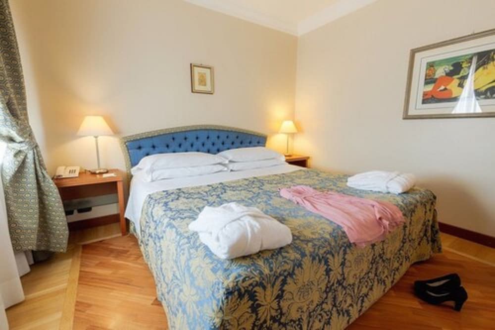 Hotel Nettuno — Hotel rooms in Catania, Sicily
