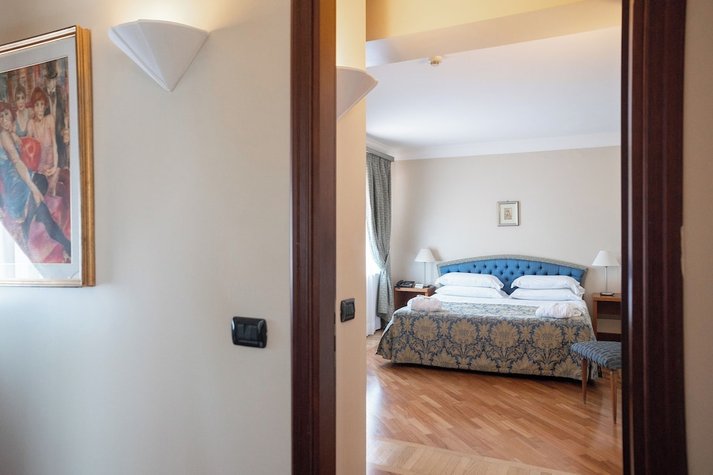 Hotel Nettuno — Hotel rooms in Catania, Sicily