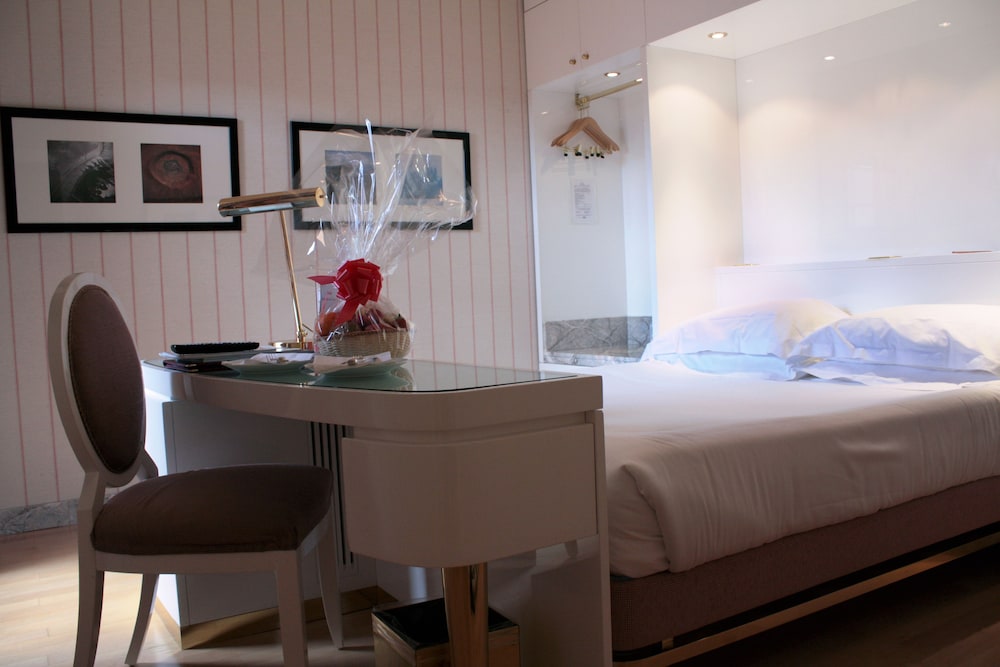 Hotel Albani Firenze — Hotel rooms in Florence, Tuscany