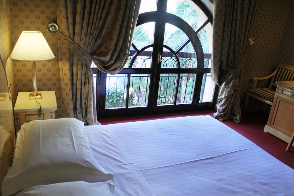 Hotel Albani Firenze — Hotel rooms in Florence, Tuscany