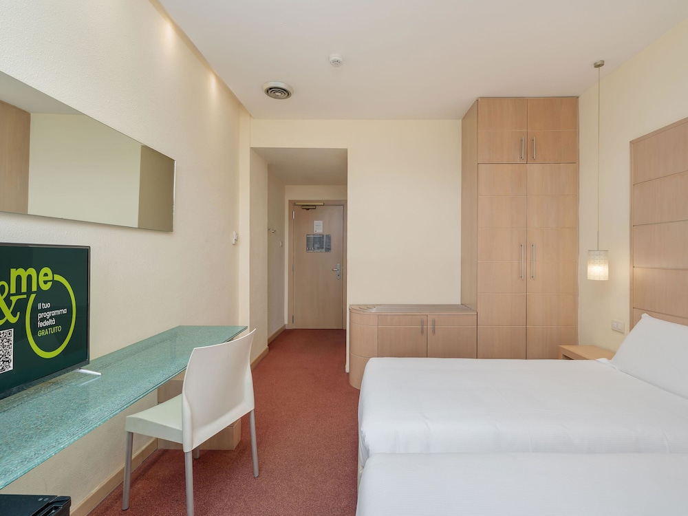B&B HOTEL CALENZANO FIRST — Hotel rooms in Calenzano, Tuscany