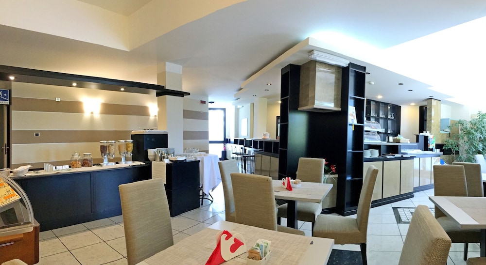 Airport Hotel Motel Malpensa — Restaurant & bars in Lonate Pozzolo, Lombardy