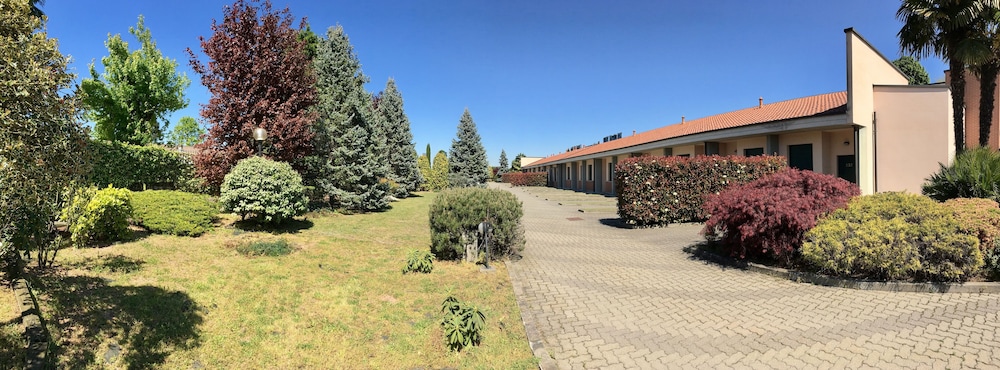 Airport Hotel Motel Malpensa — Hotel building in Lonate Pozzolo, Lombardy