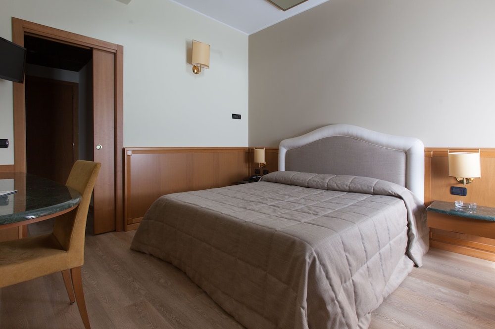 Airport Hotel Motel Malpensa — Hotel rooms in Lonate Pozzolo, Lombardy