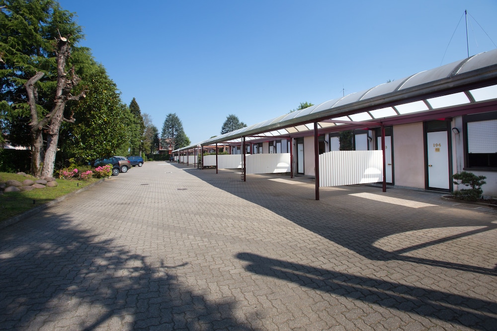 Airport Hotel Motel Malpensa — Hotel building in Lonate Pozzolo, Lombardy