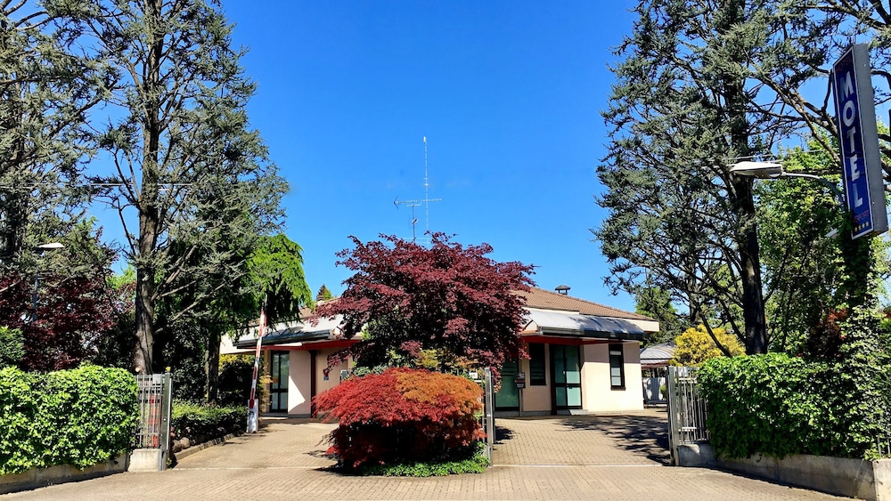 Airport Hotel Motel Malpensa — Hotel building in Lonate Pozzolo, Lombardy