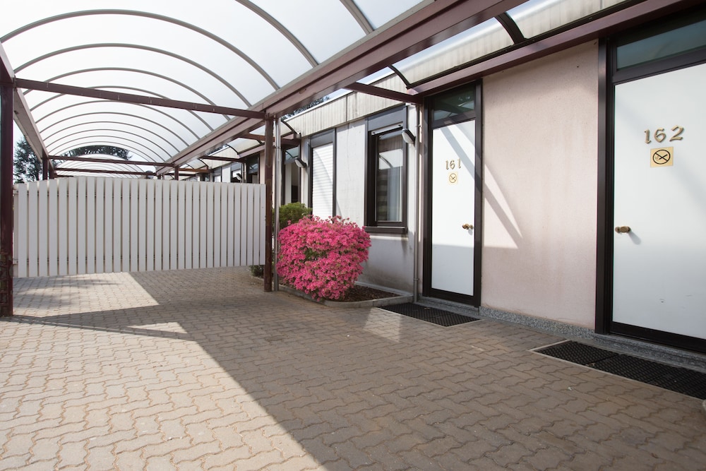 Airport Hotel Motel Malpensa — Hotel building in Lonate Pozzolo, Lombardy