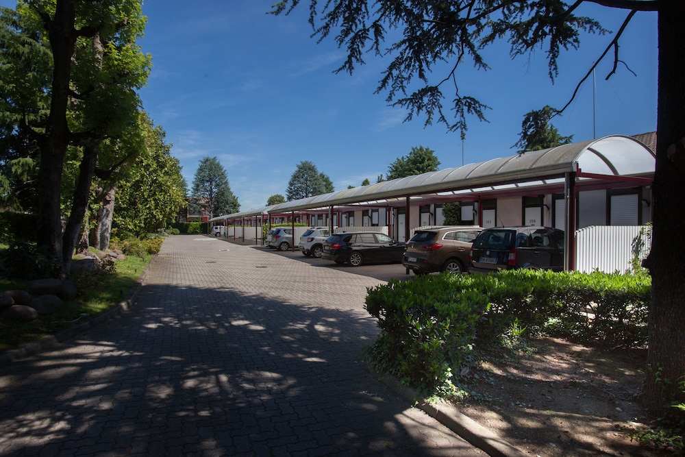 Airport Hotel Motel Malpensa — Hotel building in Lonate Pozzolo, Lombardy