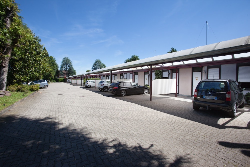 Airport Hotel Motel Malpensa — Hotel building in Lonate Pozzolo, Lombardy