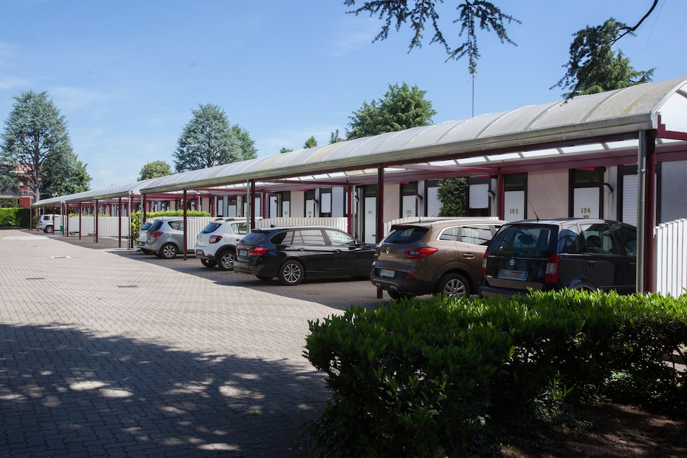 Airport Hotel Motel Malpensa — Hotel building in Lonate Pozzolo, Lombardy