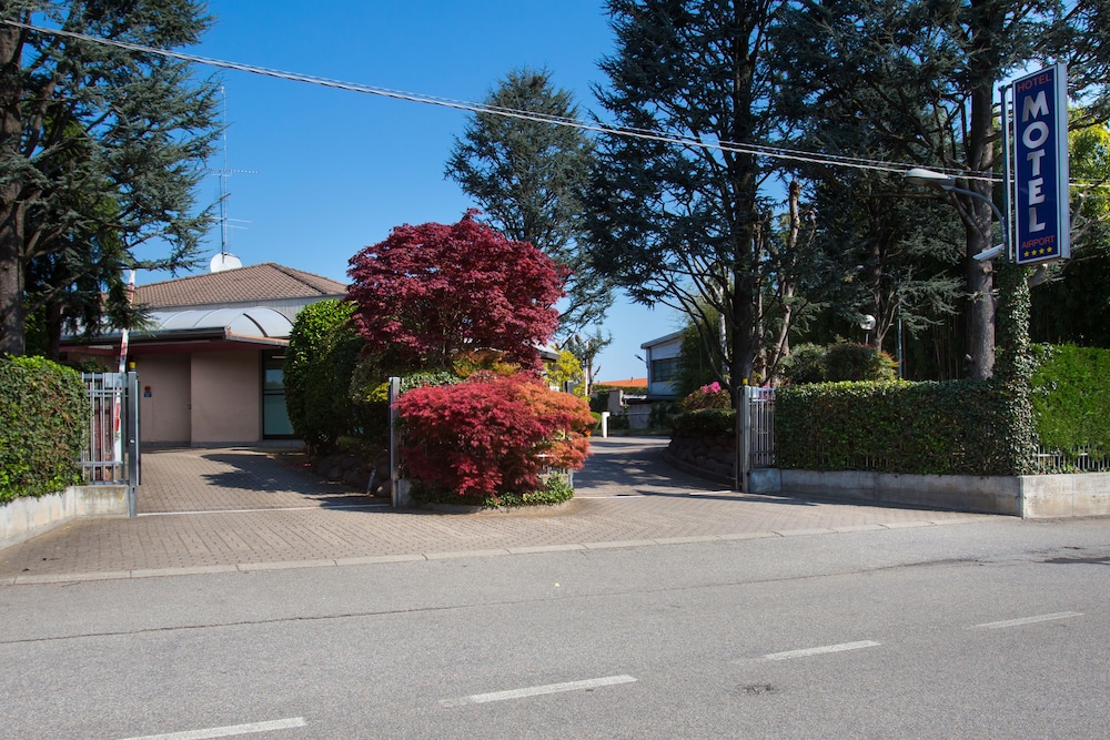 Airport Hotel Motel Malpensa — Hotel building in Lonate Pozzolo, Lombardy