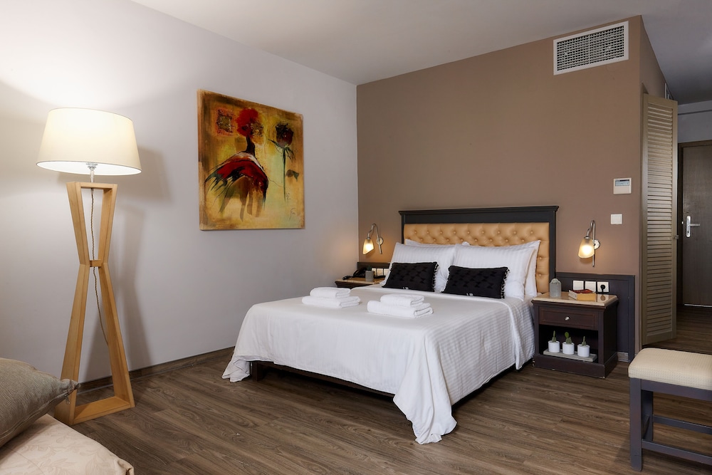Castello City Hotel — Hotel rooms in Heraklion