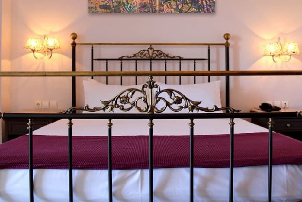 Castello City Hotel — Hotel rooms in Heraklion