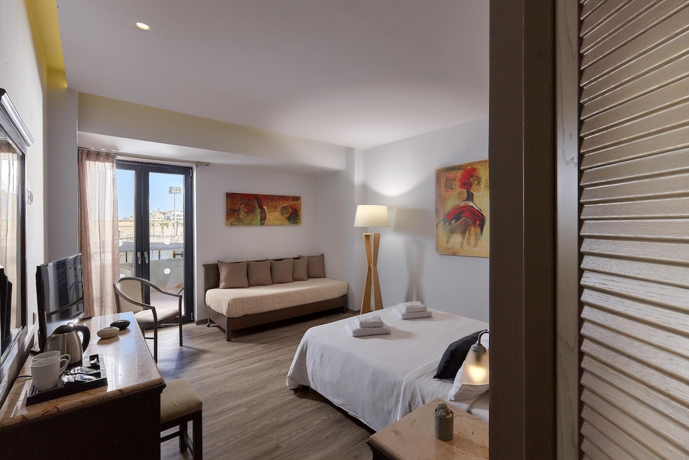 Castello City Hotel — Hotel rooms in Heraklion