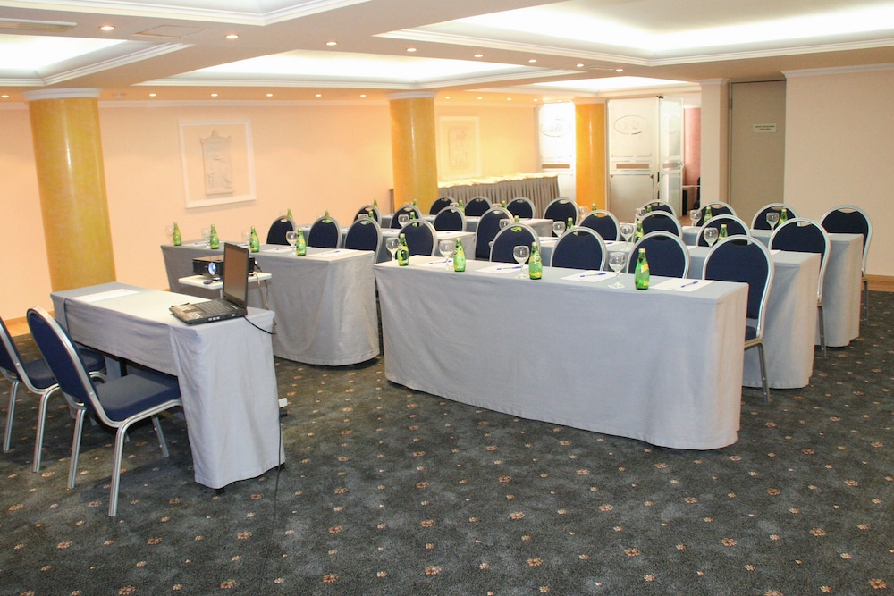 Castello City Hotel — Hotel building in Heraklion