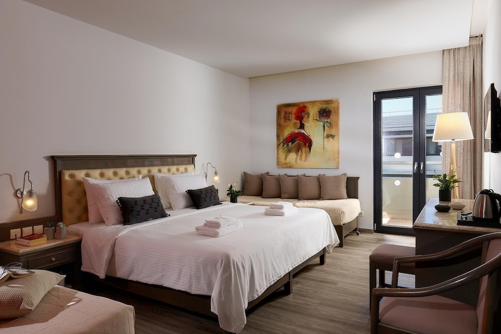 Castello City Hotel — Hotel rooms in Heraklion