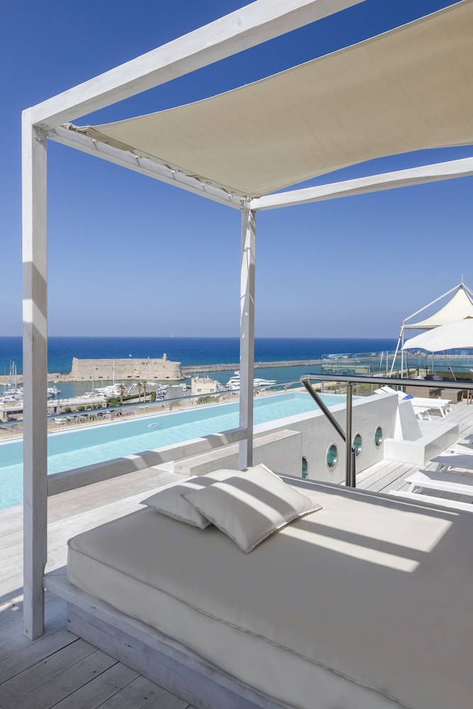 GDM Megaron Historical Monument Hotel — Swimming pool in Heraklion