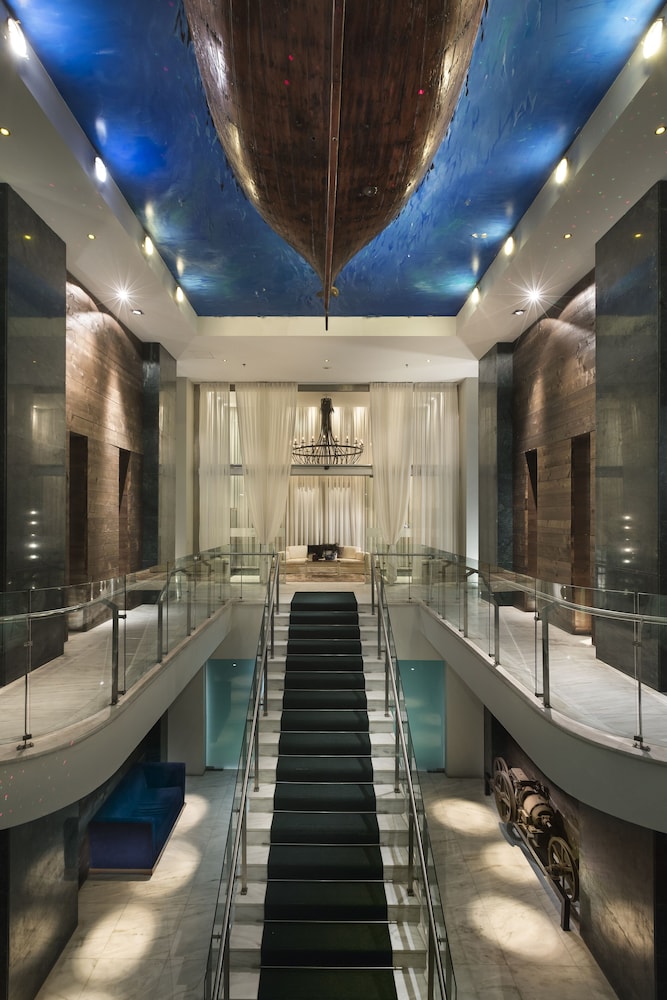 GDM Megaron Historical Monument Hotel — Swimming pool in Heraklion
