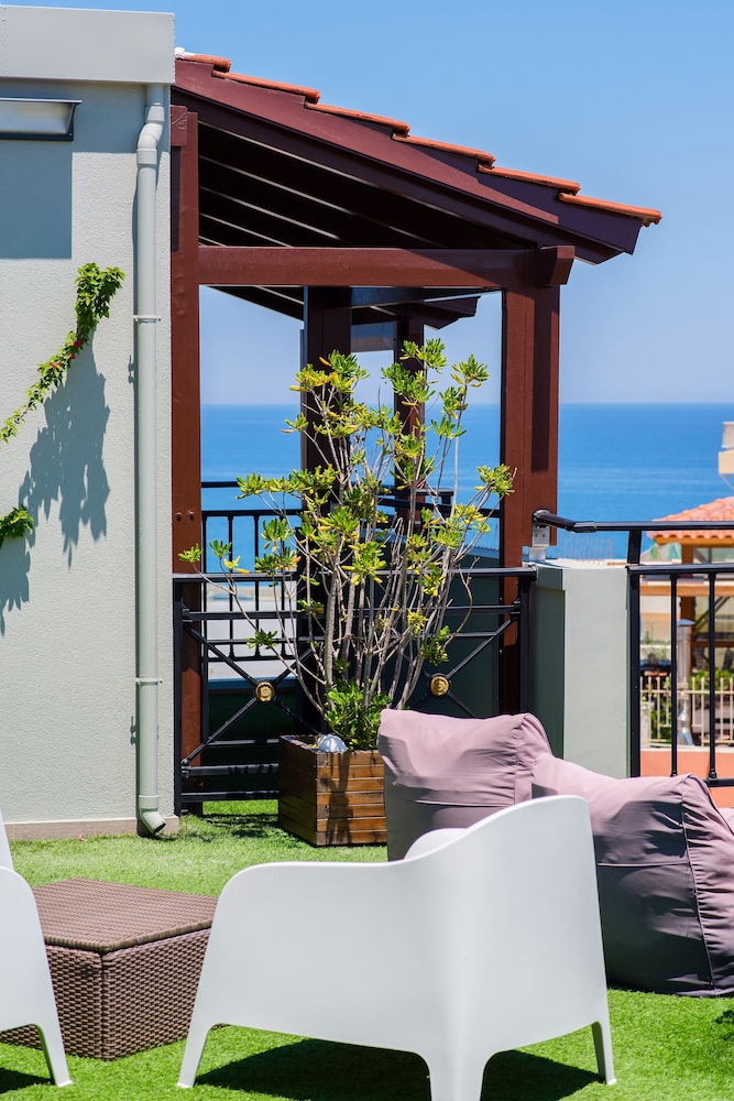 Kastro Hotel — Hotel building in Heraklion