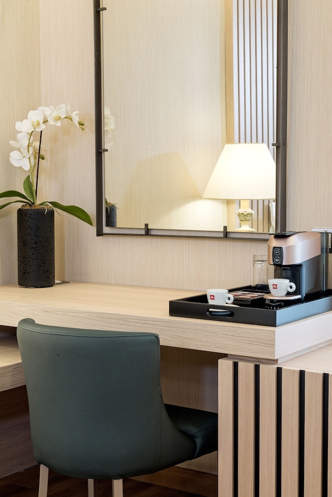 Divani Palace Acropolis — Hotel rooms in Athens, Attica