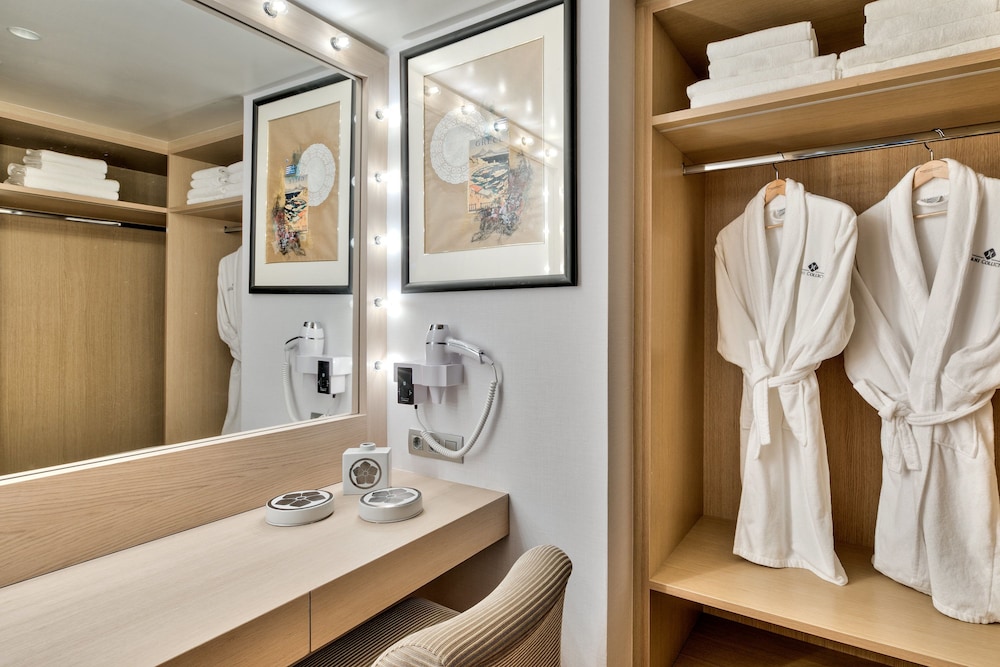 Divani Palace Acropolis — Hotel rooms in Athens, Attica