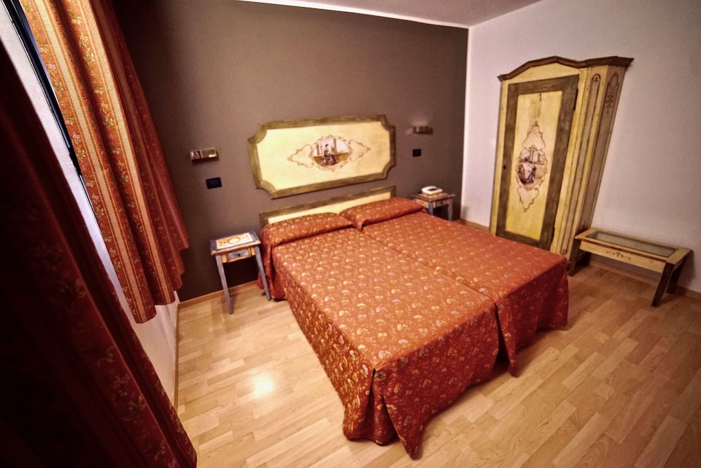 Hotel Centrale — Hotel rooms in Mestre, Veneto