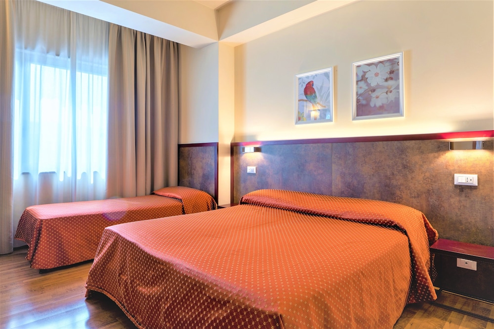Hotel Centrale — Hotel rooms in Mestre, Veneto
