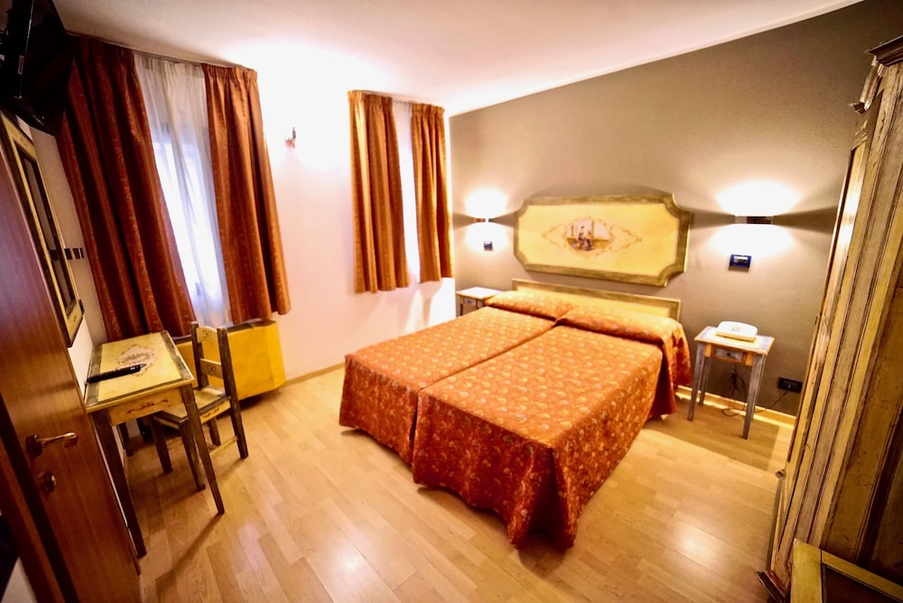 Hotel Centrale — Hotel rooms in Mestre, Veneto