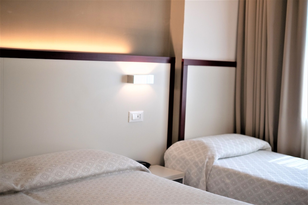 Hotel Centrale — Hotel rooms in Mestre, Veneto