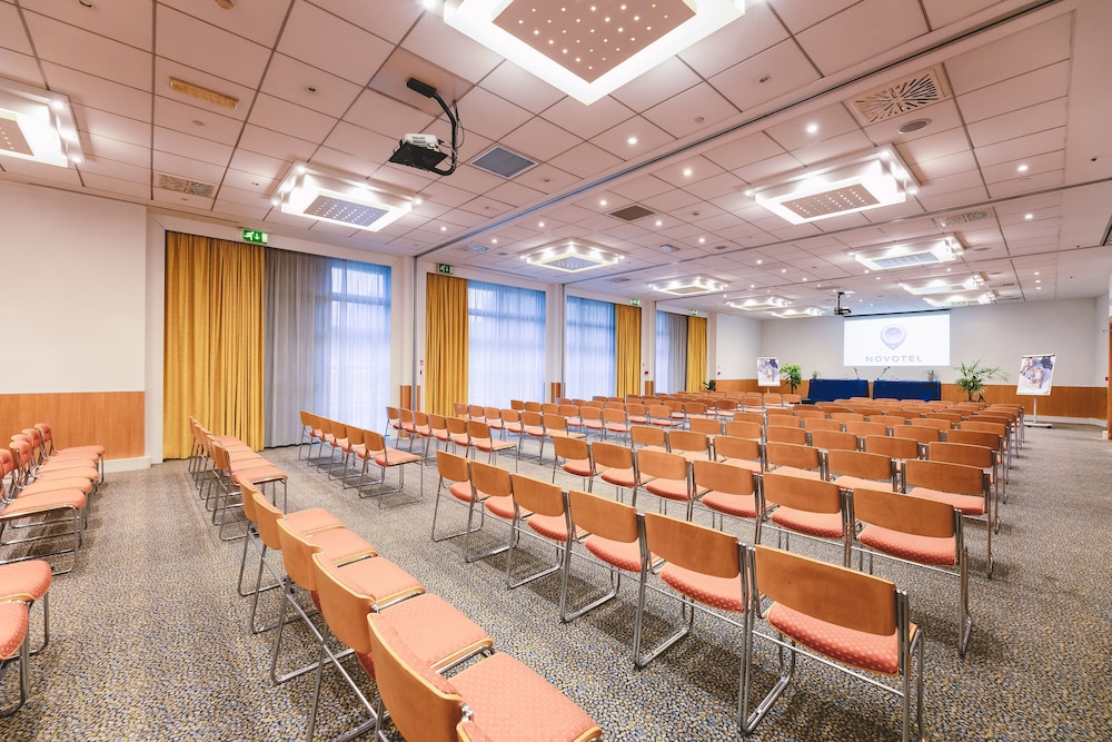 Novotel Venezia Mestre Castellana — Hotel building in Mestre, Veneto