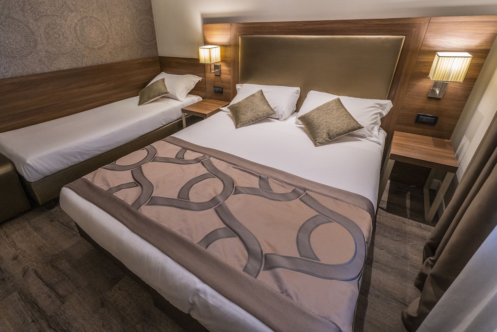 Smart Hotel Holiday — Hotel rooms in Mestre, Veneto