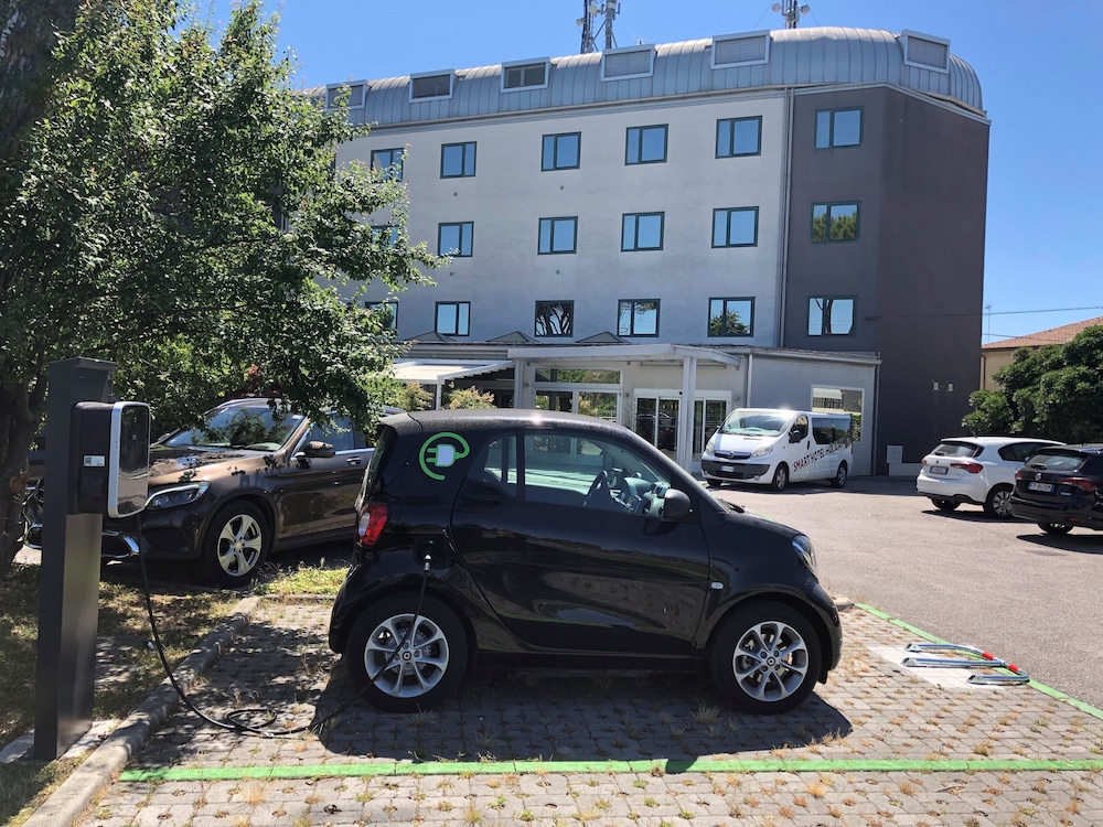 Smart Hotel Holiday — Hotel building in Mestre, Veneto