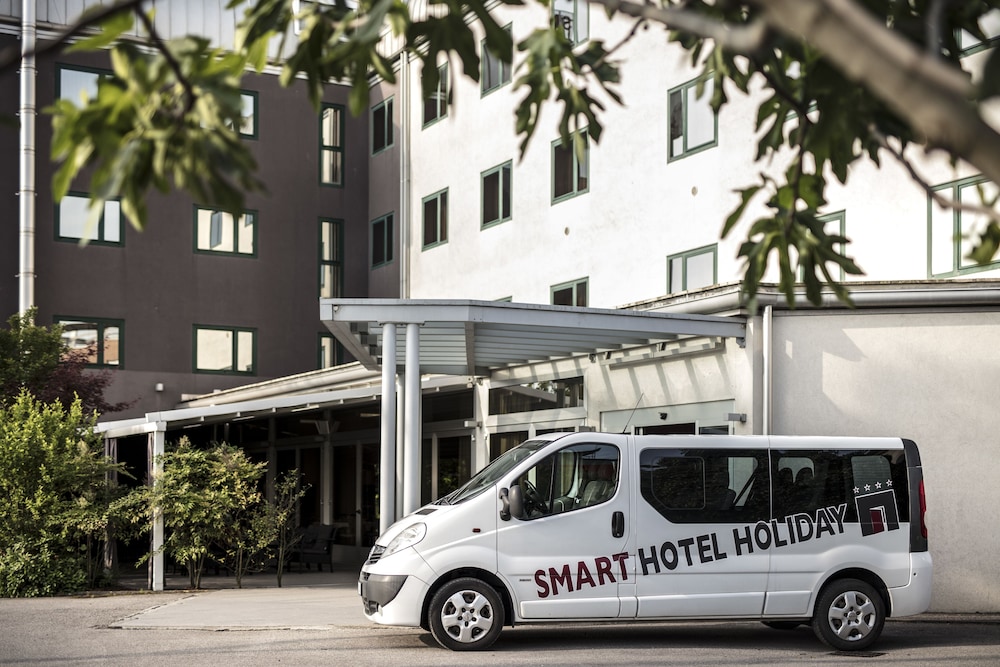 Smart Hotel Holiday — Hotel building in Mestre, Veneto