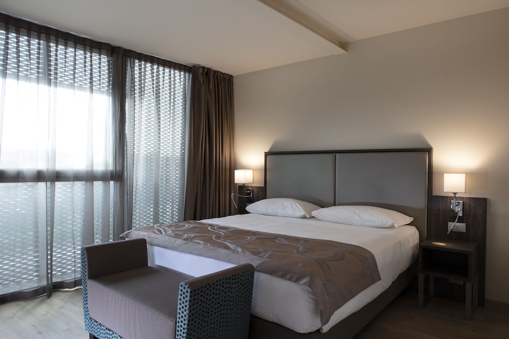 Smart Hotel Holiday — Hotel rooms in Mestre, Veneto