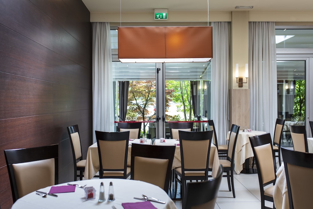 Smart Hotel Holiday — Restaurant & bars in Mestre, Veneto