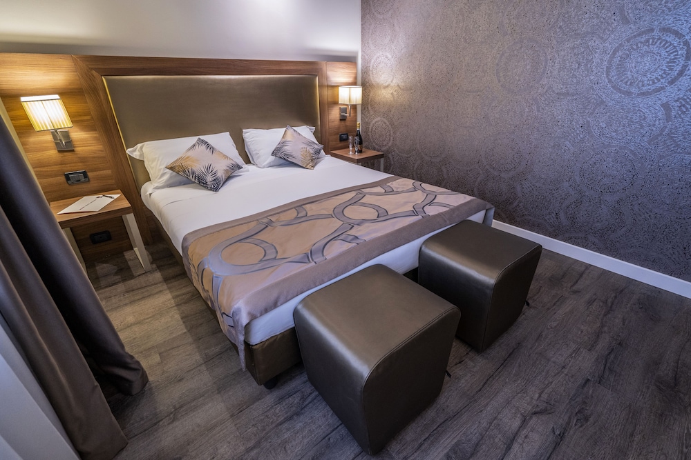 Smart Hotel Holiday — Hotel rooms in Mestre, Veneto
