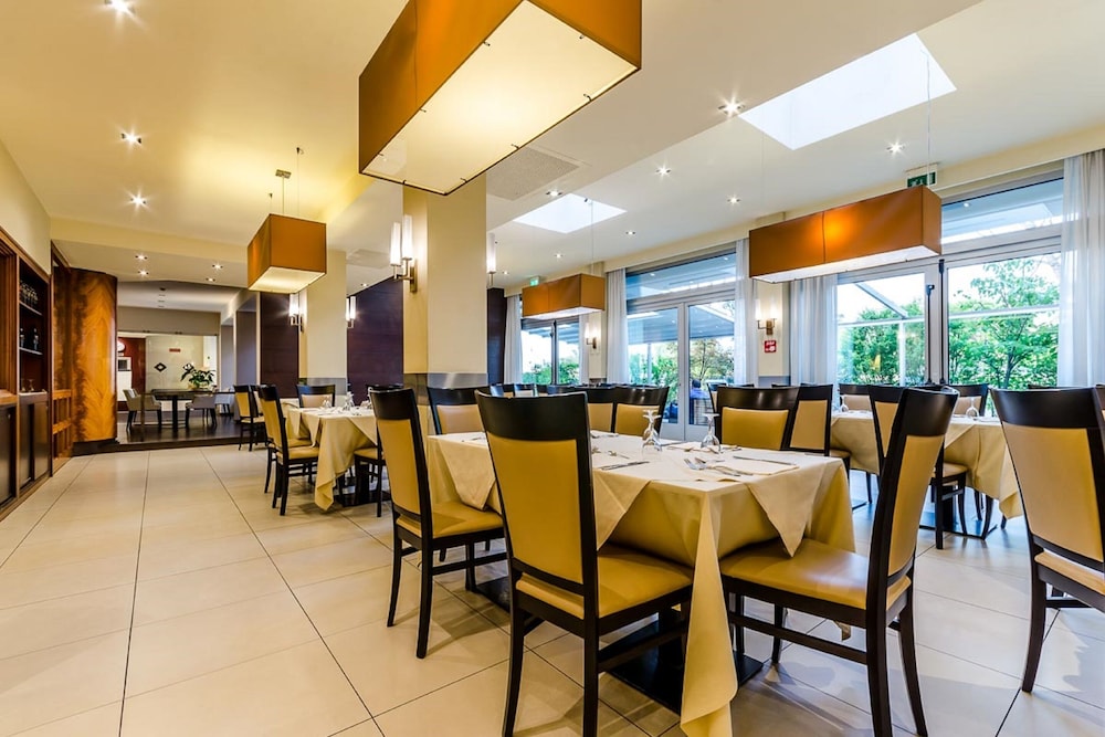 Smart Hotel Holiday — Restaurant & bars in Mestre, Veneto