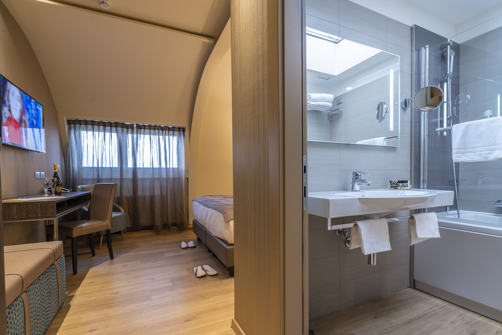 Smart Hotel Holiday — Hotel rooms in Mestre, Veneto