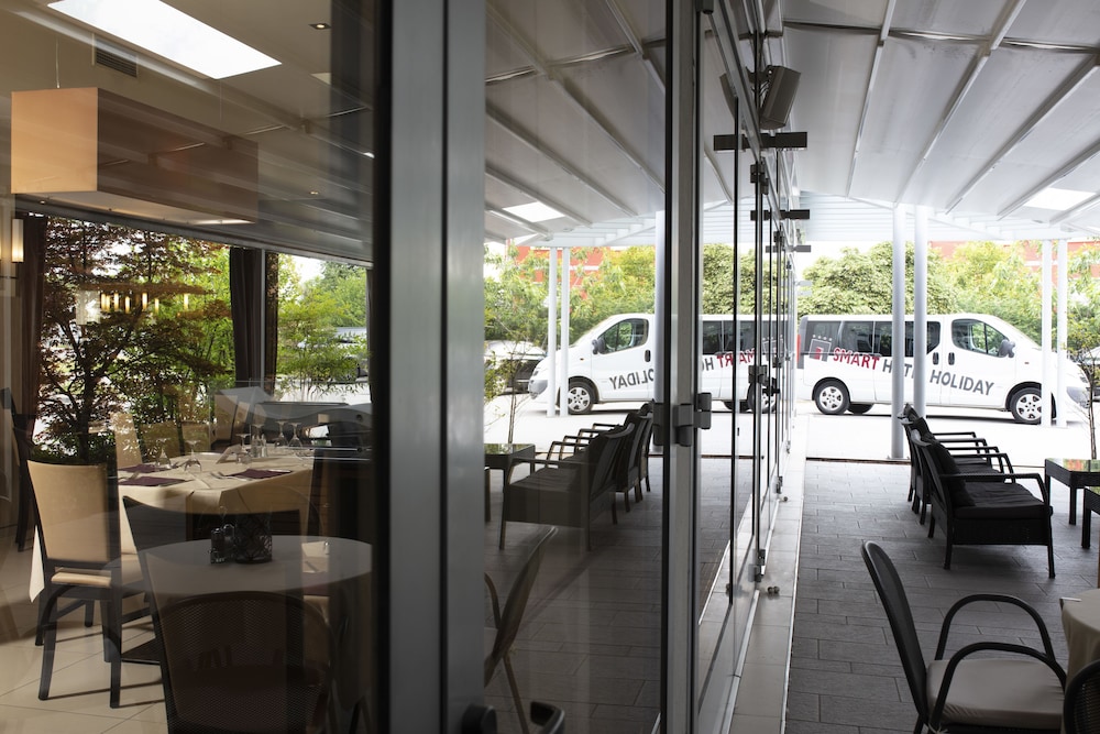 Smart Hotel Holiday — Restaurant & bars in Mestre, Veneto