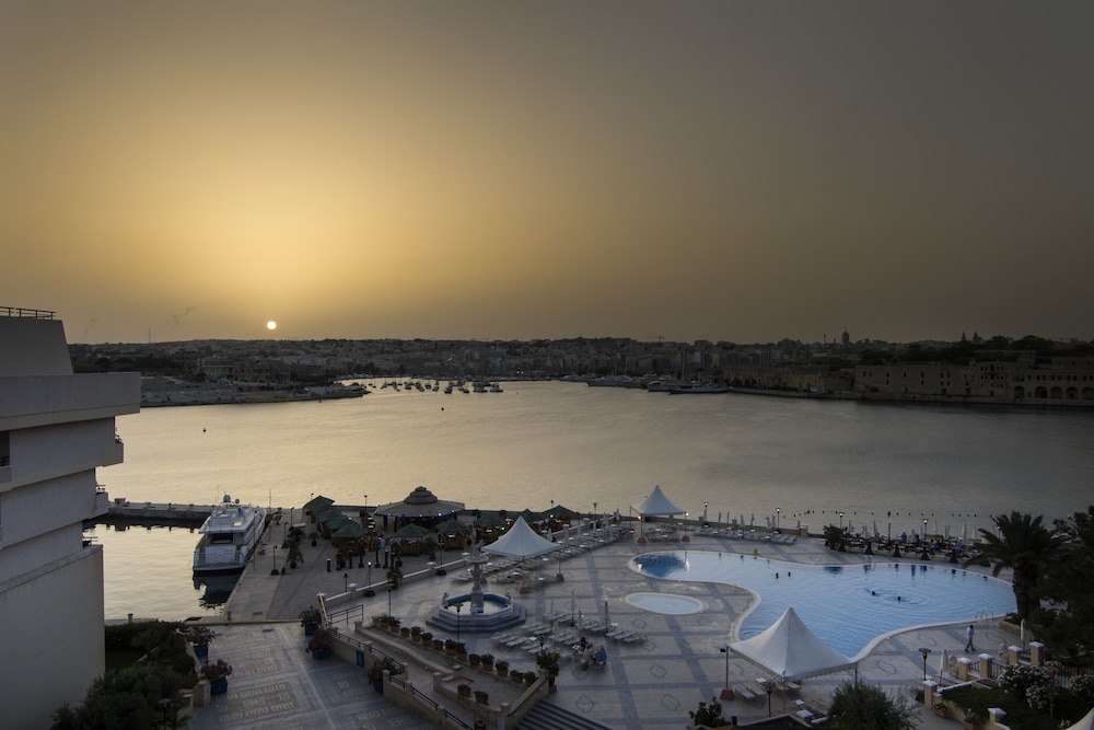 Grand Hotel Excelsior — Swimming pool in Floriana, Malta Island