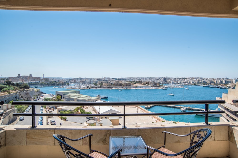 Grand Hotel Excelsior — Hotel rooms in Floriana, Malta Island