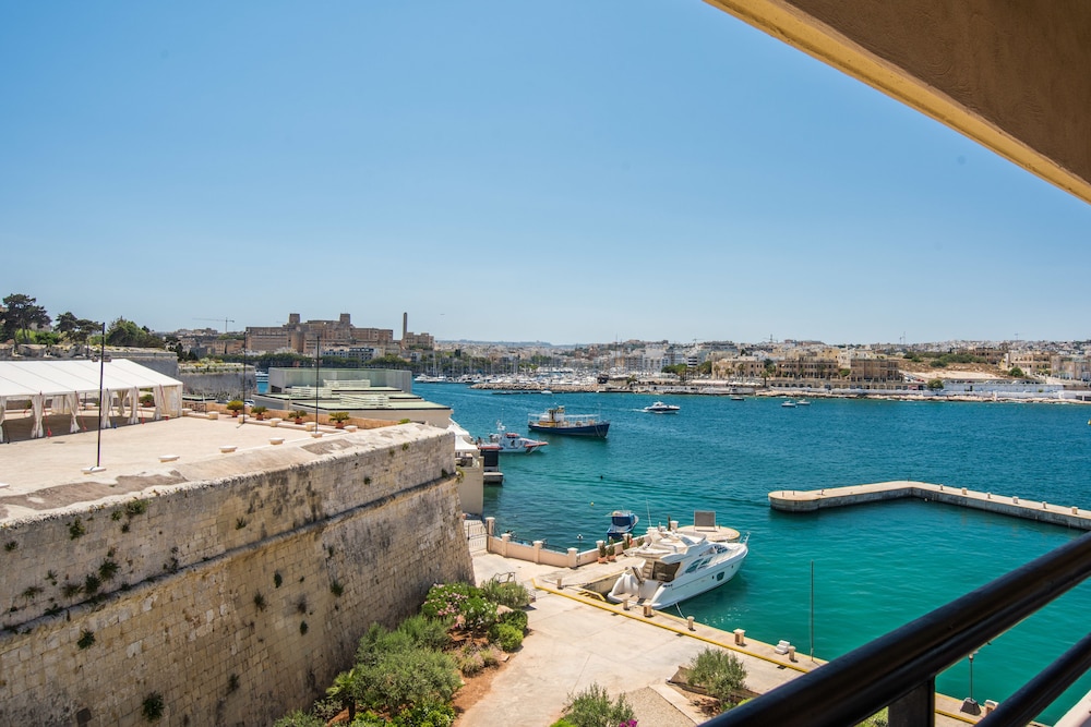 Grand Hotel Excelsior — Hotel rooms in Floriana, Malta Island