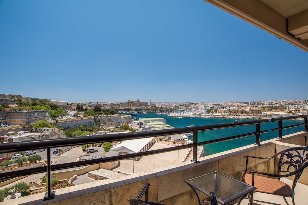Grand Hotel Excelsior — Hotel rooms in Floriana, Malta Island
