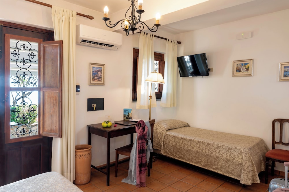 Hotel Bel Soggiorno — Hotel rooms in Taormina, Sicily