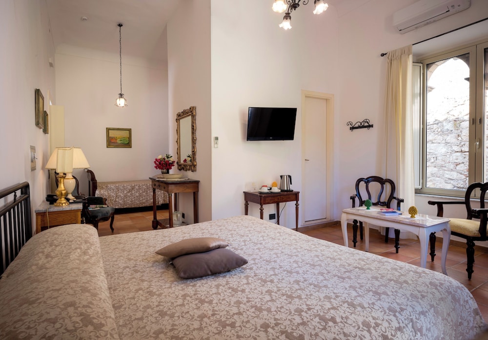 Hotel Bel Soggiorno — Hotel rooms in Taormina, Sicily